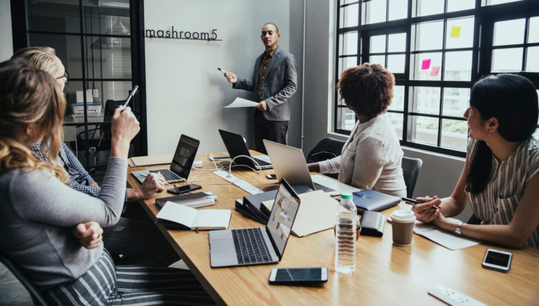 Session de planification financière avec des participants engagés dans un atelier pratique